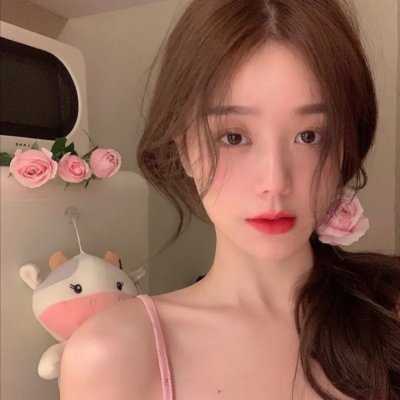 戴流苏耳环的少女